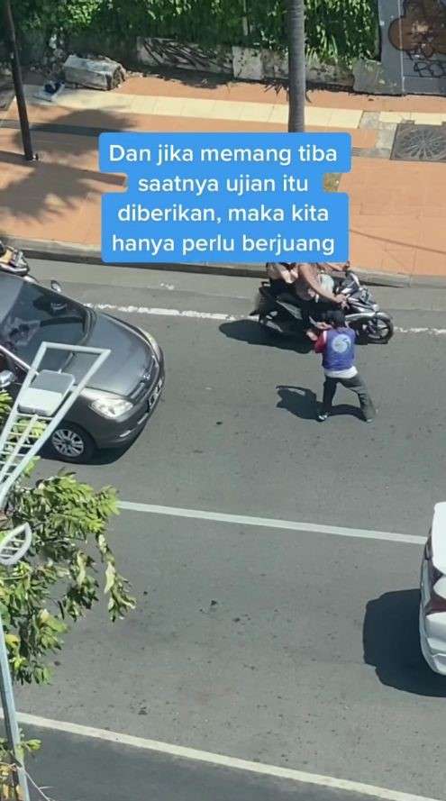penjual koran keterbatasan fisik