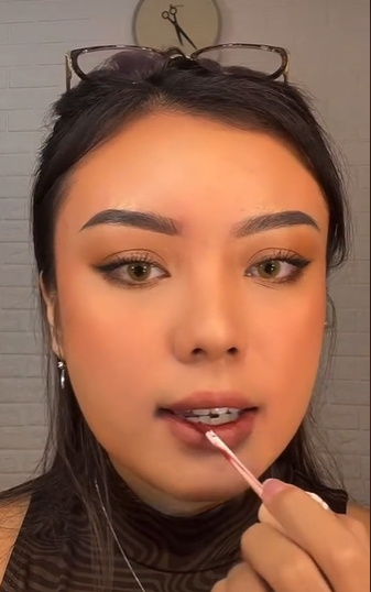 Memakai Lipstik