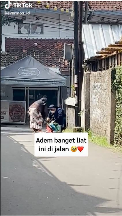 Aksi Wanita Berhijab Tolong Biarawati Ini Tuai Pujian Publik