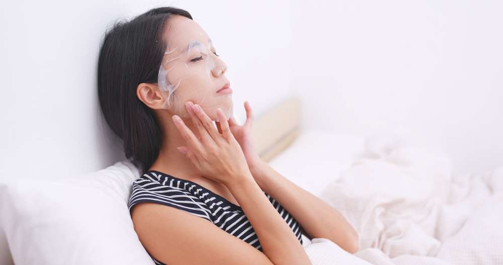 Memakai Sheet Mask