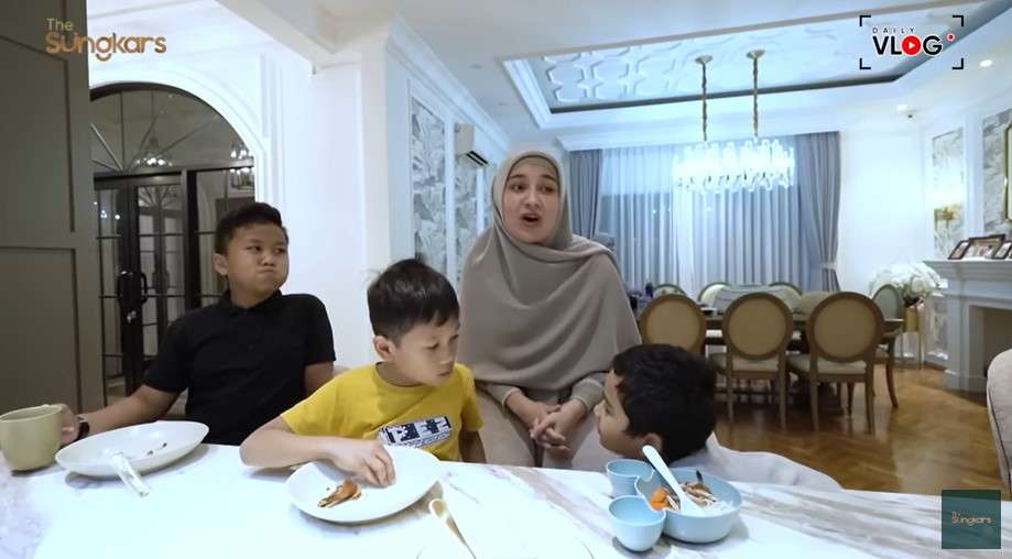 Shireen Sungkar  bersama Adam