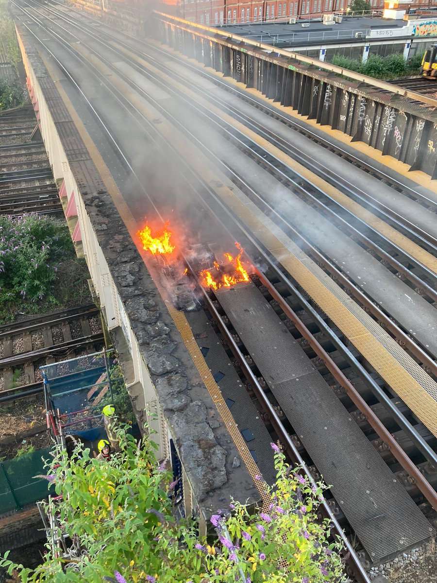 Rel KA di London yang terbakar akibat suhu mencapai 40 derajat Celcius Rel KA di London yang terbakar akibat suhu mencapai 40 derajat Celcius