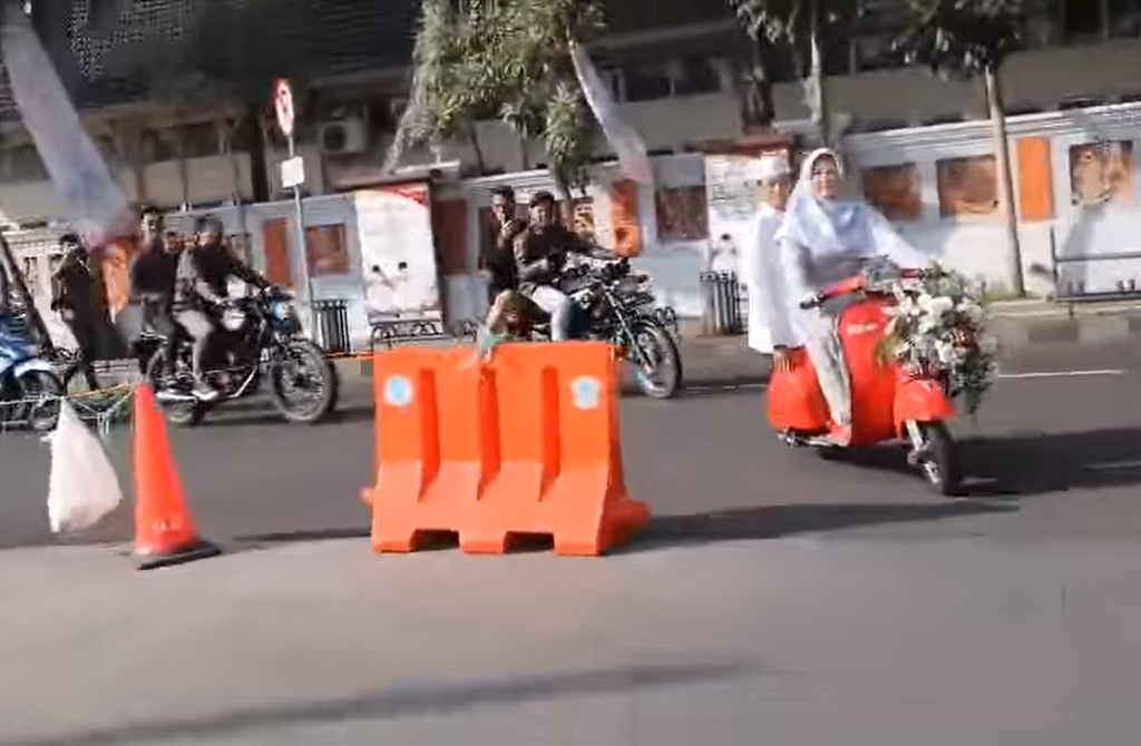 Aksi Ibu di Majalengka Antar Anak Menikah Pakai Vespa