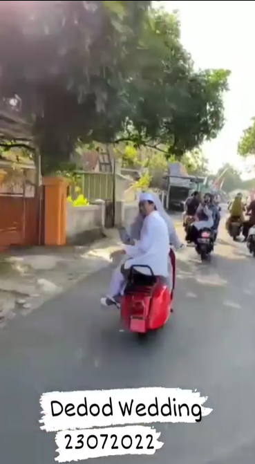 Aksi Ibu di Majalengka Antar Anak Menikah Pakai Vespa