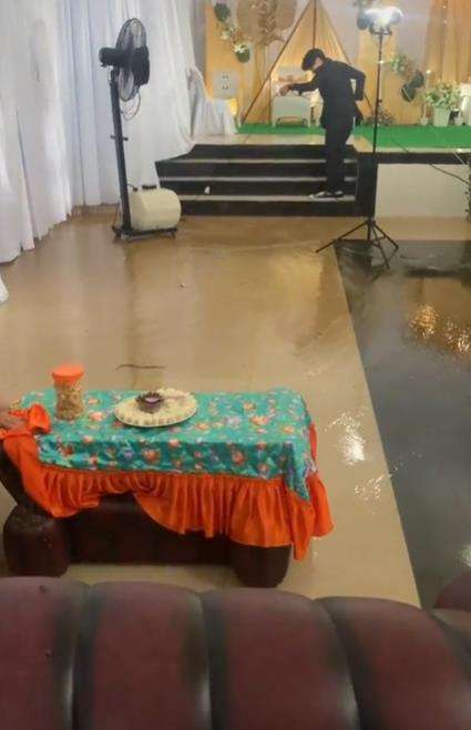 Pernikahan hancur gara-gara diterjang banjir.