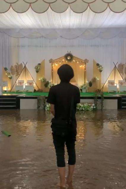 Pernikahan hancur gara-gara diterjang banjir.