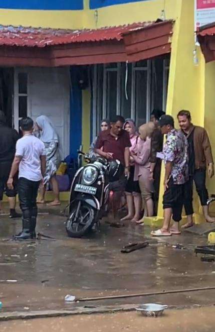 Pernikahan hancur gara-gara diterjang banjir.