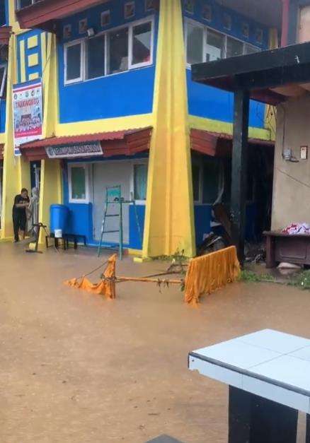 Pernikahan hancur gara-gara diterjang banjir.