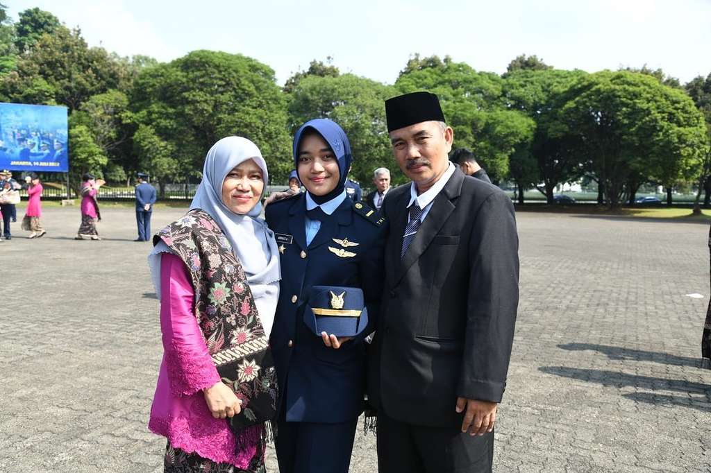 Anak Pedagang Kerupuk Dilantik Jadi Perwira TNI, Disambut Tangis dan Peluk Ibu