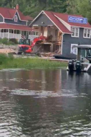 Tak terima dipecat, karyawan robohkan rumah majikan.