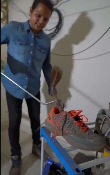 king kobra masuk sepatu