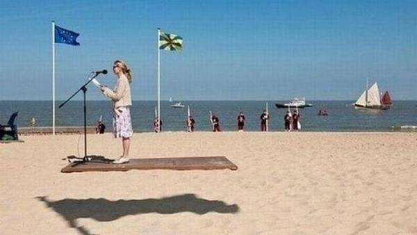 Deretan foto aneh yang harus diamati berulang kali.