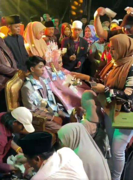 Enak banget jadi pengantin di Madura, disawer uang.