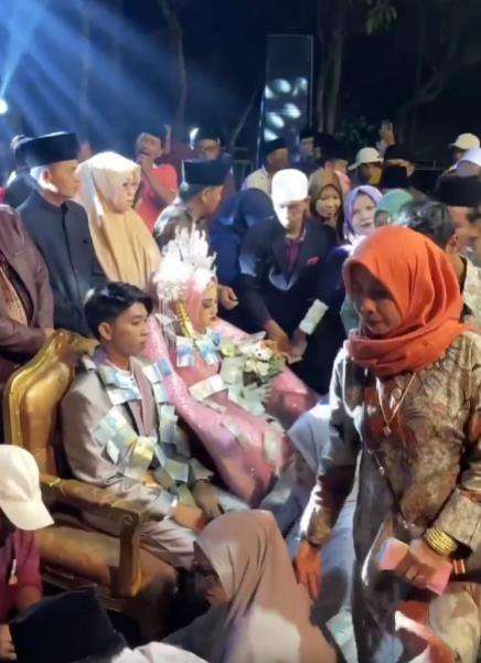 Enak banget jadi pengantin di Madura, disawer uang.
