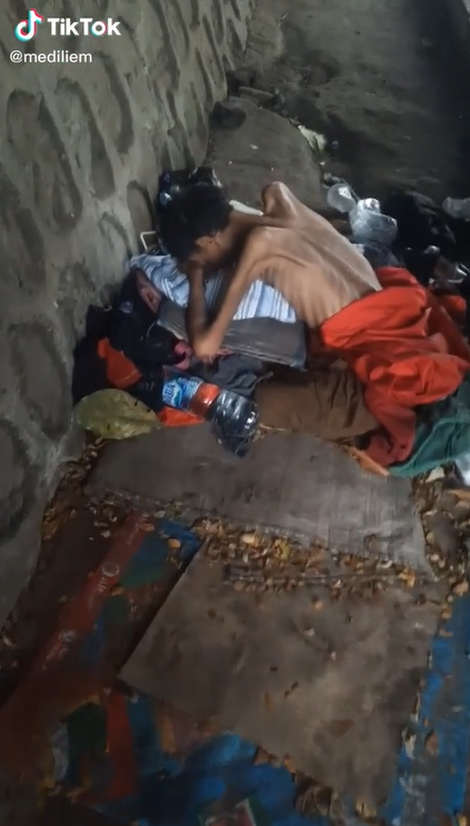Viral Pria Paruh Baya Ditemukan Tidur di Kolong Jembatan Tangerang, Badan Kurus Tinggal Tulang Viral Pria Paruh Baya Ditemukan Tidur di Kolong Jembatan Tangerang, Badan Kurus Tinggal Tulang