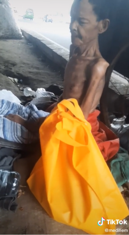 Viral Pria Paruh Baya Ditemukan Tidur di Kolong Jembatan Tangerang, Badan Kurus Tinggal Tulang Viral Pria Paruh Baya Ditemukan Tidur di Kolong Jembatan Tangerang, Badan Kurus Tinggal Tulang