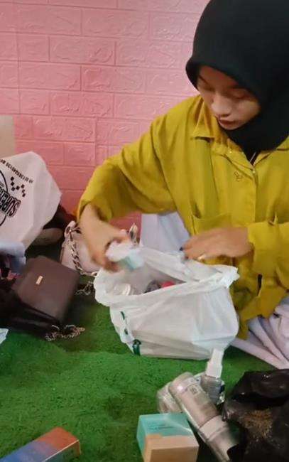 Viral mempelai pria batalkan lamaran, calon istri kembalikan seserahan.