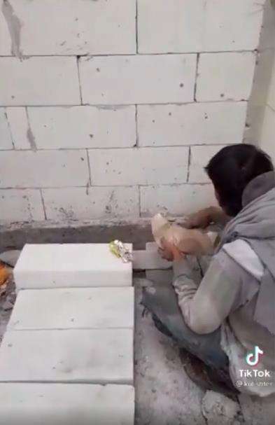 Kuli bangunan makan nasi putih dan garam.