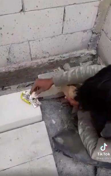 Kuli bangunan makan nasi putih dan garam.