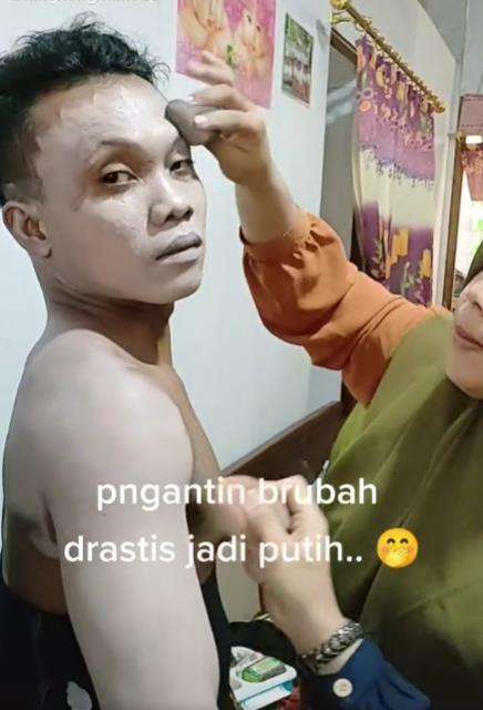 Gegara pakai dodotan pengantin pria dilapisi foundation sekujur badan.