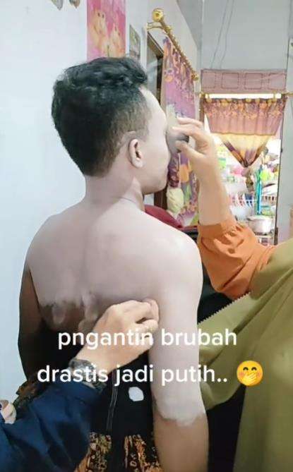 Gegara pakai dodotan pengantin pria dilapisi foundation sekujur badan.
