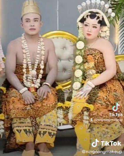 Gegara pakai dodotan pengantin pria dilapisi foundation sekujur badan.
