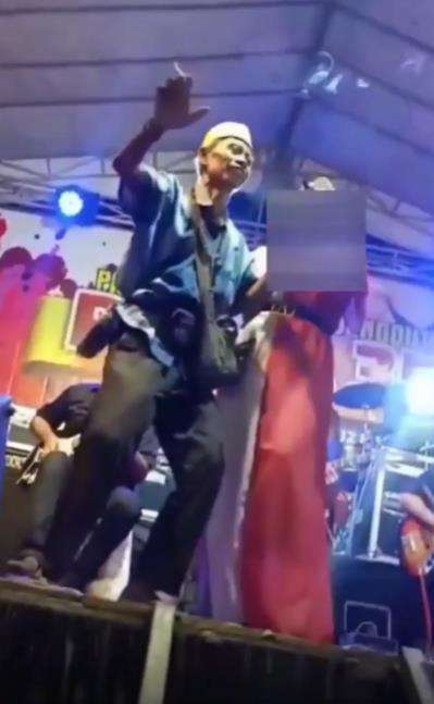 Hasil mengemis buat nyawer biduan kakek diamankan Saptol PP
