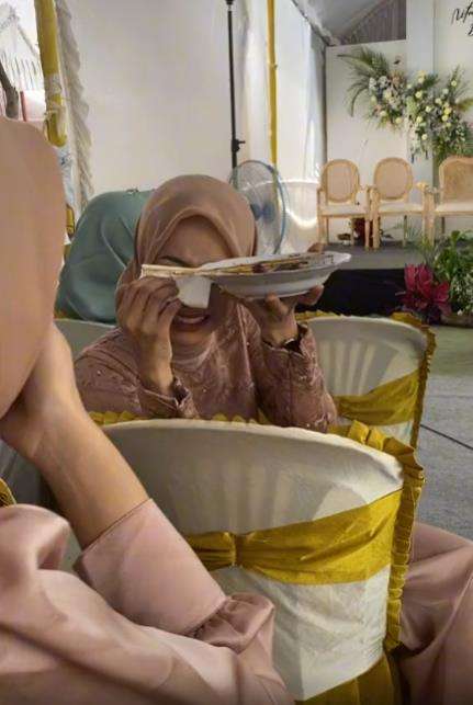 Menangis diduga sedih lihat pernikahan mantan.