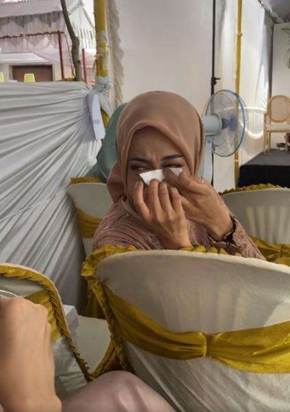 Menangis diduga sedih lihat pernikahan mantan.