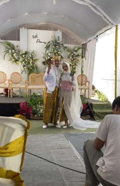Menangis diduga sedih lihat pernikahan mantan.