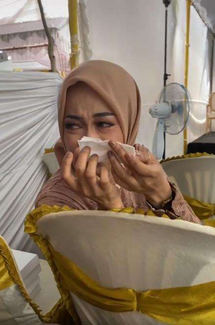 Menangis diduga sedih lihat pernikahan mantan.