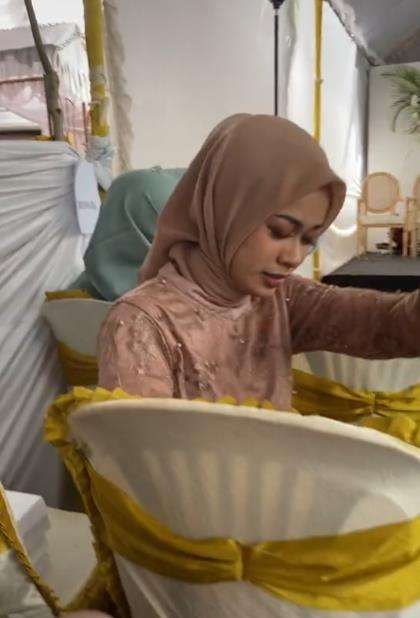 Menangis diduga sedih lihat pernikahan mantan.