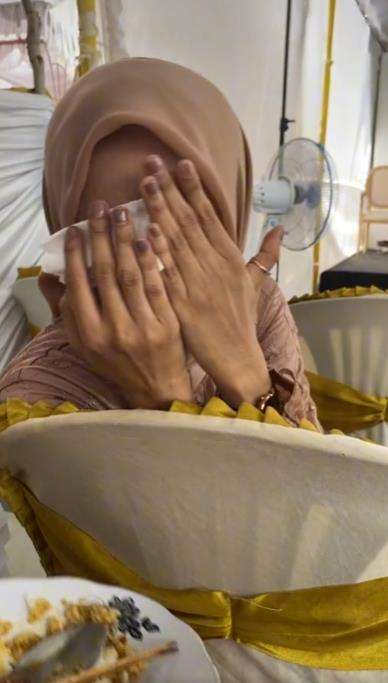 Menangis diduga sedih lihat pernikahan mantan.