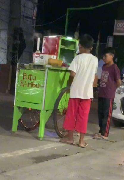 Viral bocah yatim putus sekolah jualan kue putu.