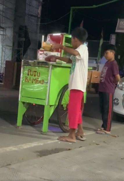 Viral bocah yatim putus sekolah jualan kue putu.