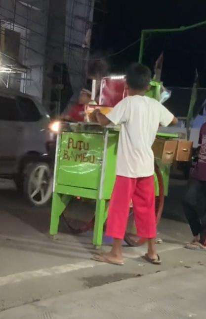 Viral bocah yatim putus sekolah jualan kue putu.
