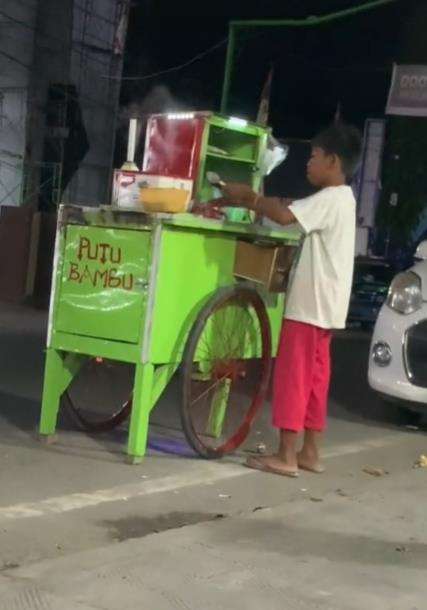 Viral bocah yatim putus sekolah jualan kue putu.