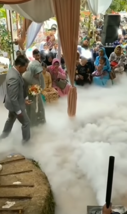 Niat Pernikahan Estetik Bak Negeri di Atas Awan, Resepsi Pasangan Ini Malah Mirip Fogging Nyamuk