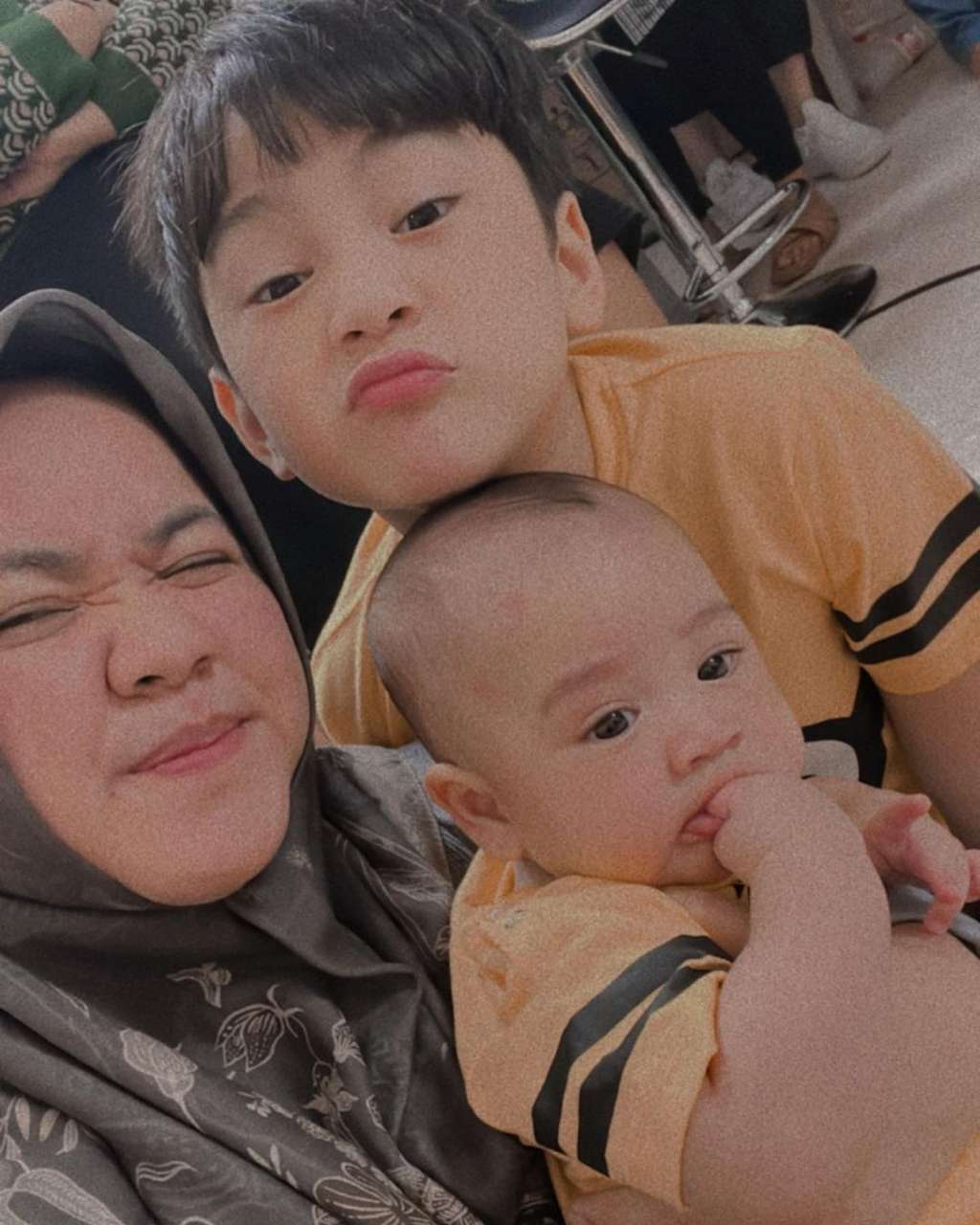 Lala bersama dua bos kecilnya