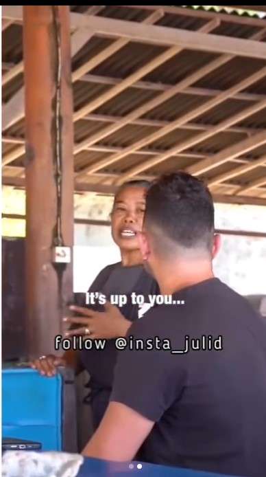 Bule kasih uang ke ibu penjaga warung