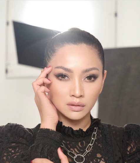 Gaya Makeup Hesti Purwadinata