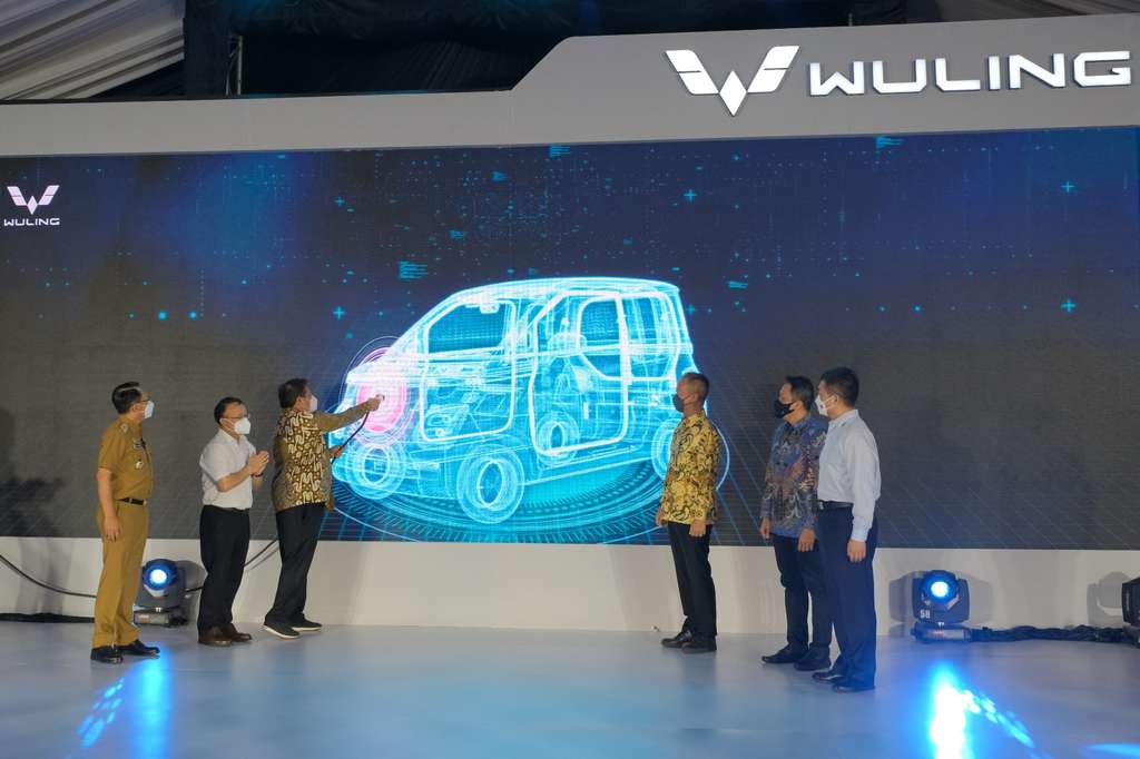 Peresmian produksi perdana kendaraan listrik pertama Wuling di Indonesia ditandai dengan pengisian daya Air ev secara simbolis di Admin Plaza Wuling Motors