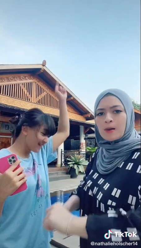 Potret kedekatan Nathalie dengan Riesca Rose