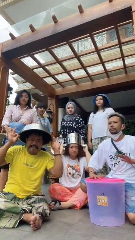 Potret kedekatan Nathalie dengan Riesca Rose