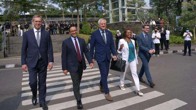 Anies saat melintas di zebra cross Dukuh Atas tempat Citayam Fashion Week digelar Anies saat melintas di zebra cross Dukuh Atas tempat Citayam Fashion Week digelar