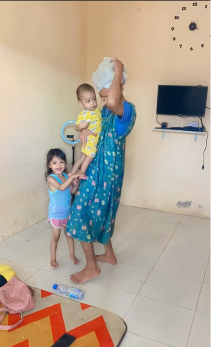 Diminta Jaga Anak, Ayah Ini Malah Cosplay Jadi Istri