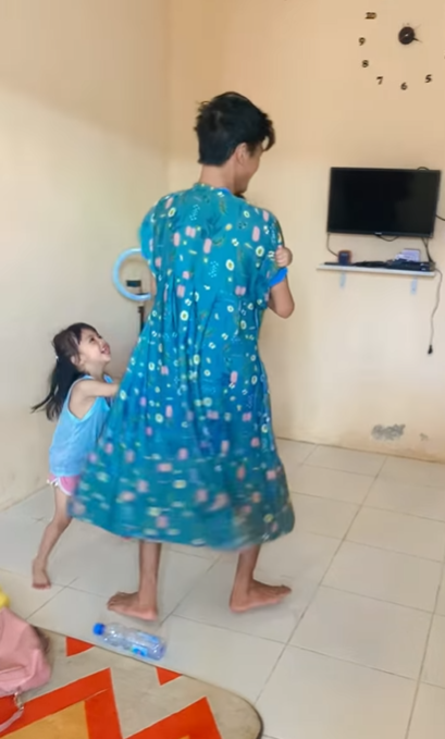 Diminta Jaga Anak, Ayah Ini Malah Cosplay Jadi Istri