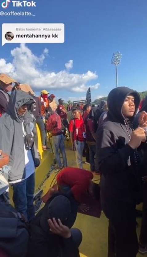 suporter sepak bola sholat di stadion