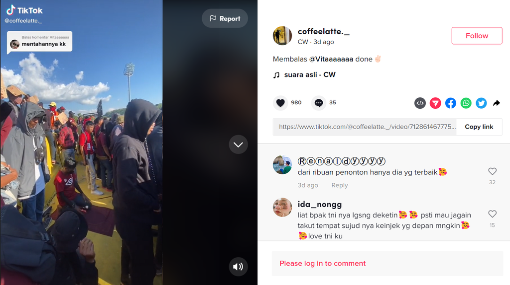 suporter sepak bola sholat di stadion