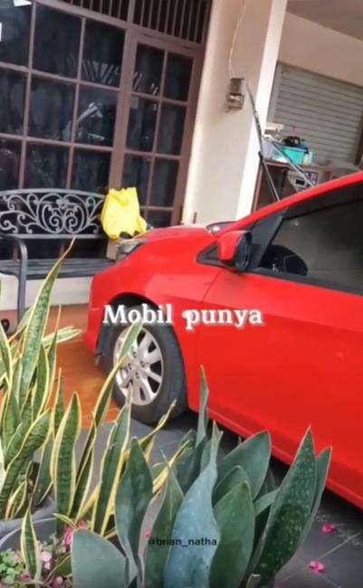 Pamer harta melimpah tapi masih merasa kurang.